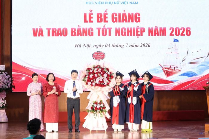 Đại diện tân cử nhân khóa 10 tặng hoa tri ân Học viện Phụ nữ Việt Nam
