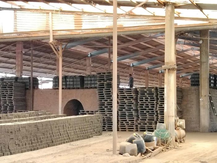 Các cửa lò Hoffman và gạch mộc được xếp quanh khu vực sản xuất