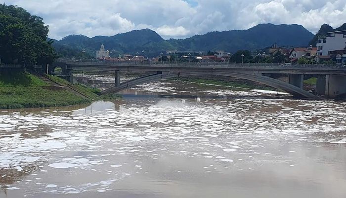 Bọt trắng nổi trên sông ở trung tâm tỉnh Lạng Sơn gây chú ý của mọi người. 