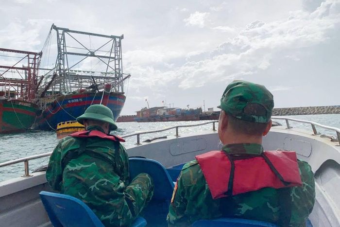 Ban Chỉ huy Bộ đội Biên phòng tỉnh thông báo, hướng dẫn tàu thuyền đang hoạt động trên biển chủ động tránh trú an toàn.