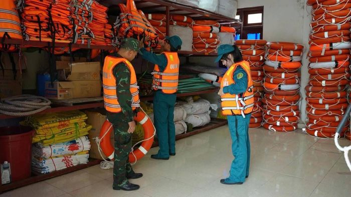 Ban Chỉ huy Quân sự xã Tiên Yên rà soát toàn bộ trang thiết bị phòng, chống thiên tai như áo phao, phao cứu sinh.