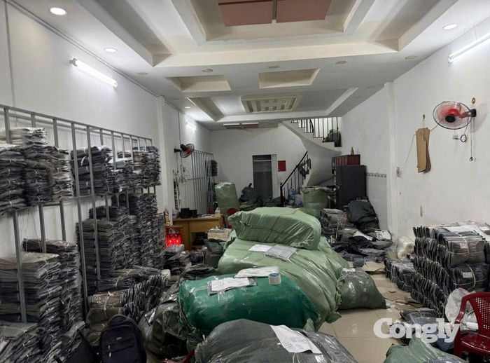 Kho hàng hóa giả mạo bị cơ quan chức năng phát hiện (Ảnh: Công an cung cấp)