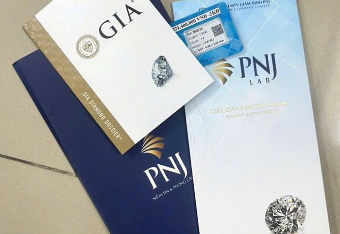 Giấy kiểm định P-Lab khi mua sản phẩm kim cương. Ảnh: Quỳnh Anh