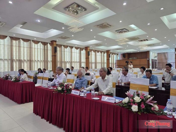 Các đại biểu dự hội nghị.