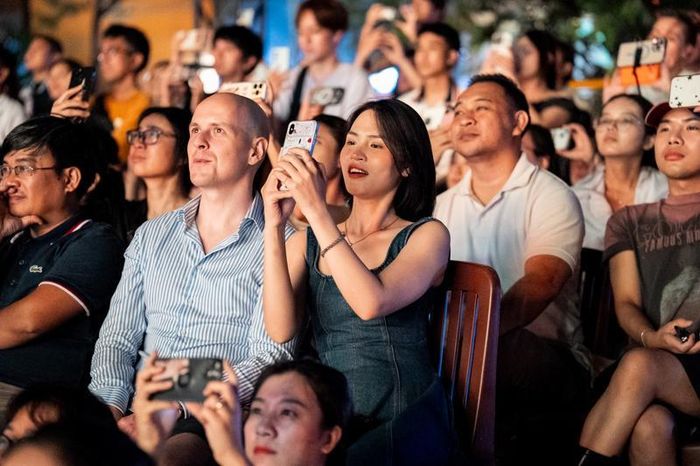 Du khách trong và ngoài nước say mê với những màn pháo hoa rực rỡ bung tỏa trên bầu trời