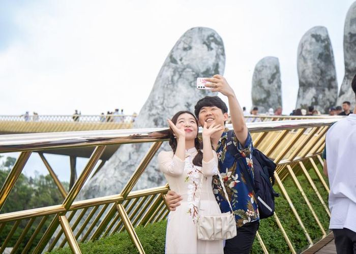 Trước và sau những màn pháo hoa rực rỡ, nhiều du khách tranh thủ khám phá Sun World Ba Na Hills, biển Mỹ Khê, Hội An, Thánh địa Mỹ Sơn...