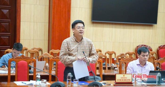 Ông Hồ Xuân Hòe- Giám đốc Sở Công Thương tỉnh Quảng Trị báo cáo thông tin về các dự án điện trên địa bàn tại buổi làm việc