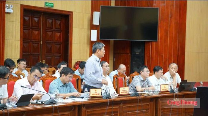 Ông Nguyễn Tài Anh- Phó Tổng giám đốc Tập đoàn Điện lực Việt Nam báo cáo tại buổi làm việc.