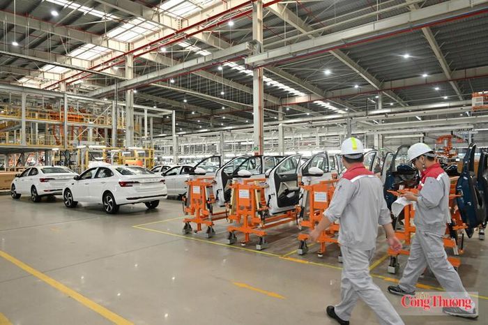 Trong tháng 6, cả nước có hơn 16,8 nghìn doanh nghiệp thành lập mới với số vốn đăng ký hơn 286,3 nghìn tỷ đồng. Ảnh: Cấn Dũng