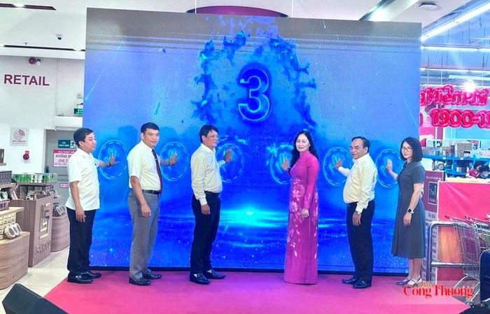 Các đại biểu nhấn nút phát động hưởng ứng Tháng Khuyến mại 2026 tại Hải Phòng. Ảnh: Thu Anh