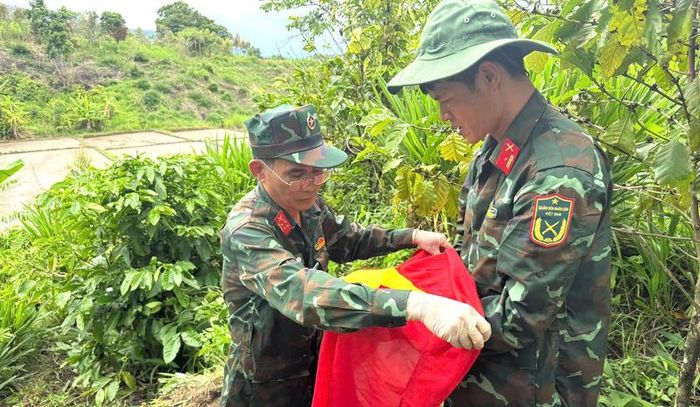 Lực lượng quân sự phát hiện và quy tập 2 hài cốt liệt sĩ tại vườn cà phê của gia đình ông Ama Ô Mi. Ảnh: ĐVCC
