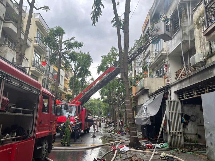 Lực lượng Cảnh sát phòng cháy chữa cháy và cứu nạn cứu hộ nhanh chóng có mặt tại hiện trường triển khai phương tiện chữa cháy, cứu nạn, cứu hộ. Ảnh: Công an Hà Nội