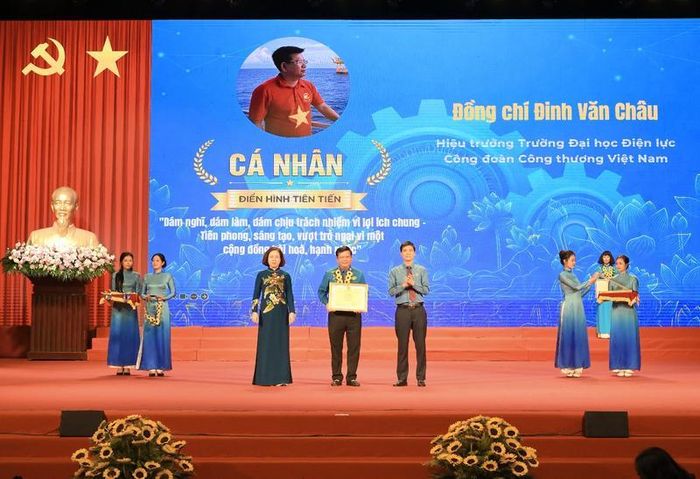 PGS.TS. Đinh Văn Châu - Phó Bí thư Đảng ủy, Hiệu trưởng Trường Đại học Điện lực vinh dự được Tổng Liên đoàn Lao động Việt Nam trao tặng Bằng khen vì có thành tích xuất sắc trong học tập và làm theo tư tưởng, đạo đức, phong cách Hồ Chí Minh giai đoạn 2023-2025. Ảnh: Nhân vật cung cấp