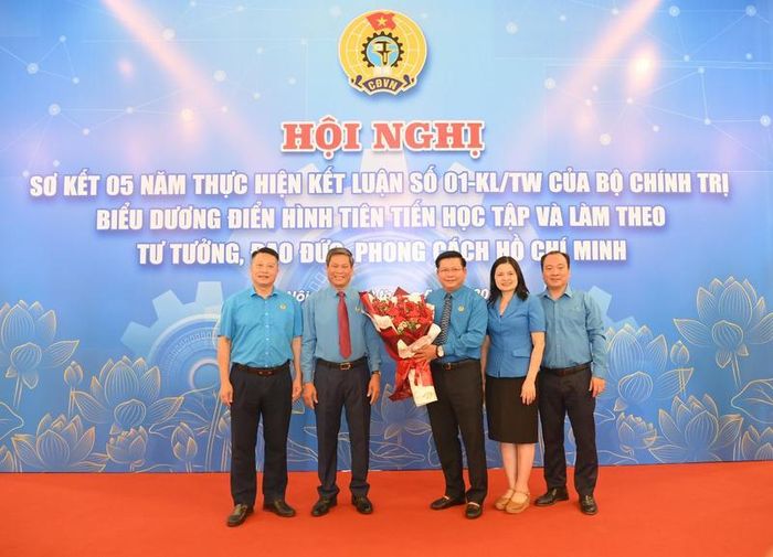 PGS.TS. Đinh Văn Châu - Phó Bí thư Đảng ủy, Hiệu trưởng Trường Đại học Điện lực (đứng giữa). Ảnh: Nhân vật cung cấp