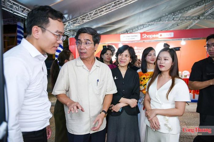 Các đại biểu tham quan các gian hàng thương mại điện tử tại phiên chợ