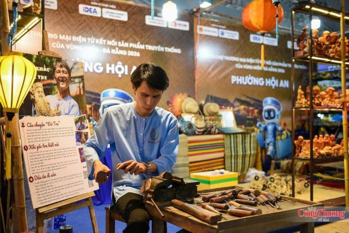 Nghệ nhân trình diễn làng nghề truyền thống tại phiên chợ.