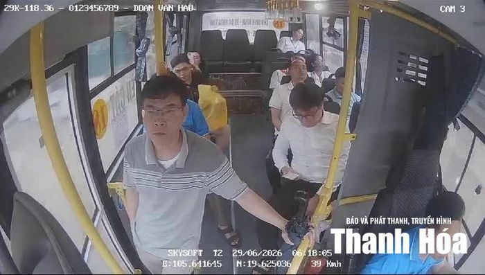 Trong suốt quá trình di chuyển, xe buýt luôn có hệ thống camera giám sát đảm bảo an toàn cho nhân viên, hành khách.