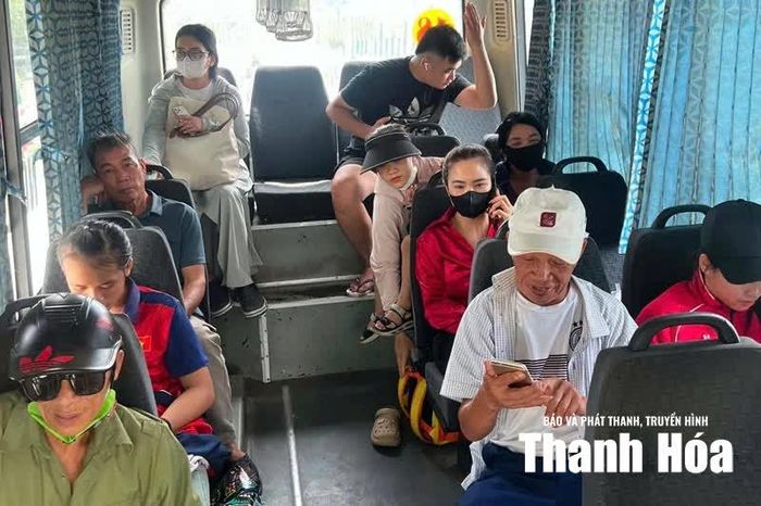 Xe buýt là loại hình công cộng vẫn được nhiều người dân lựa chọn.