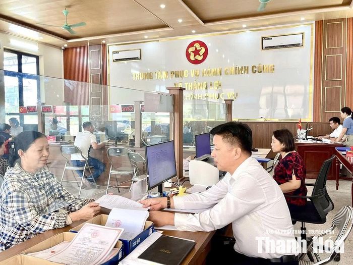 Người dân đến thực hiện thủ tục hành chính tại Trung tâm Phục vụ hành chính công xã Thắng Lợi. Ảnh: Phan Nga