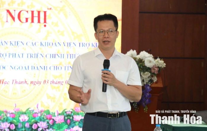 Đại diện Tổ chức Cứu trợ trẻ em (SCI) chia sẻ kinh nghiệm hợp tác triển khai các chương trình viện trợ phi chính phủ nước ngoài tại địa phương.