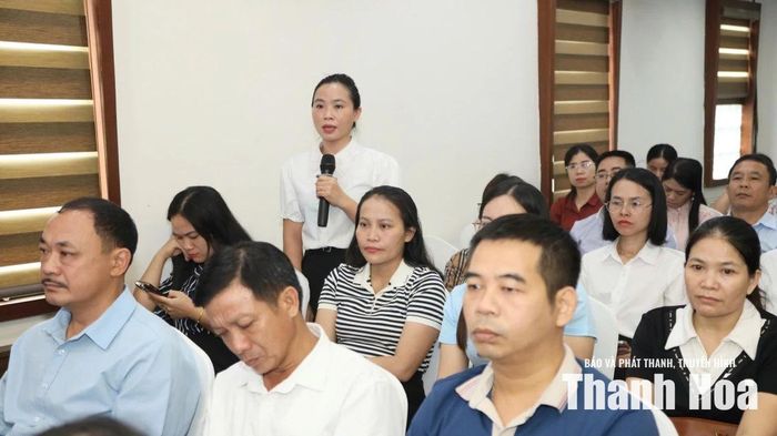 Cán bộ, công chức các xã, phường tham gia hội nghị tập huấn trao đổi vướng mắc trong thực tế triển khai tại địa phương.