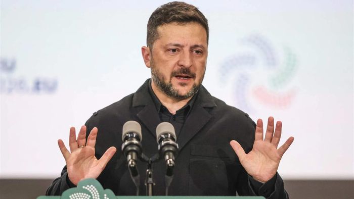 Tổng thống Ukraine Volodymyr Zelensky cho rằng mức độ thiệt hại một phần xuất phát từ việc các đối tác chưa chuyển giao kịp thời các hệ thống phòng không đã cam kết. Ảnh: LBCI.