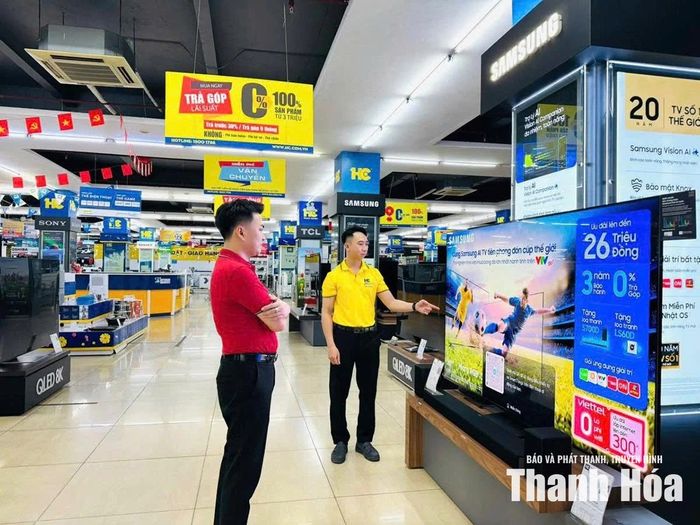 Nhân viên Siêu thị HC Thanh Hóa tư vấn, hướng dẫn sử dụng nguồn điện bảo đảm an toàn, phòng chống cháy nổ trong mùa nắng nóng.