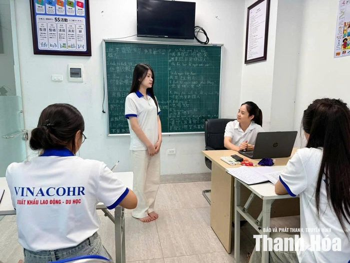 Em Lê Vân Anh giao tiếp với giáo viên trong giờ học tiếng tại Công ty CP Nhân lực hợp tác quốc tế VINACO.