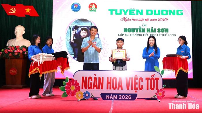 Các đồng chí: Đỗ Hồng Quang, Phó Bí thư Đảng ủy UBND tỉnh; Nguyễn Thị Mai, Bí thư Đoàn Thanh niên UBND tỉnh trao giấy chứng nhận “Ngàn hoa việc tốt” cho học sinh tiêu biểu.
