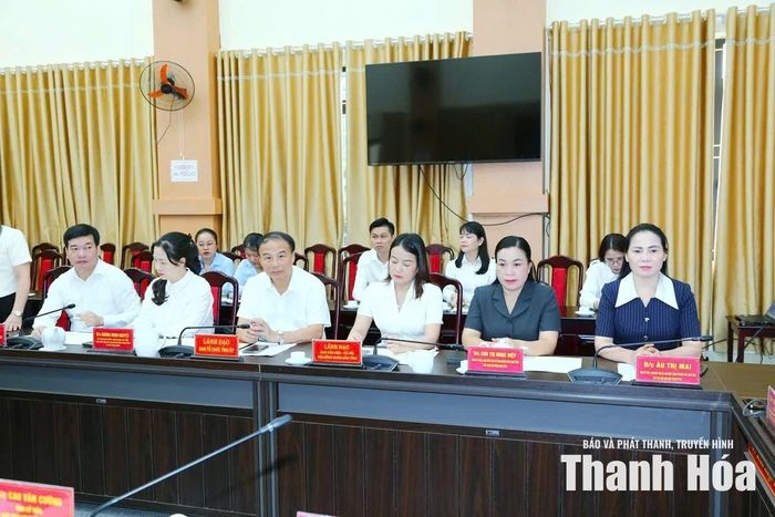 Lãnh đạo, đại biểu 2 tỉnh dự buổi trao kinh phí hỗ trợ.
