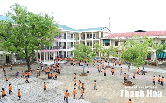 Cơ sở vật chất Trường Tiểu học Đông Hải 2, phường Hạc Thành được đầu tư xây dựng khang trang, đáp ứng các hoạt động giáo dục.