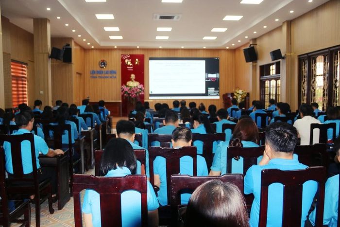 Toàn cảnh hội nghị trực tuyến tại điểm cầu LĐLĐ tỉnh Thanh Hóa.