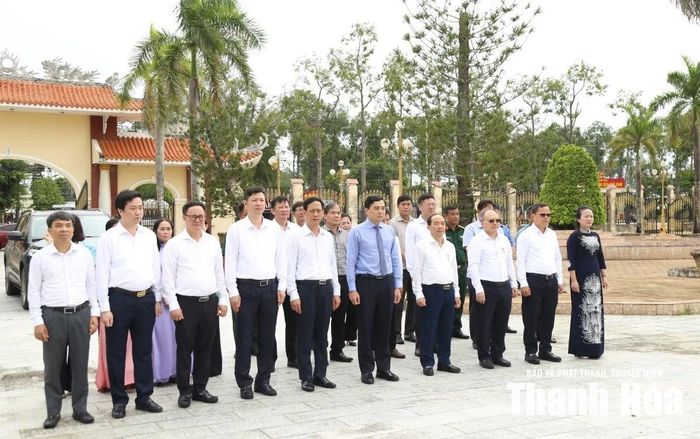 Chủ tịch UBND tỉnh Nguyễn Hoài Anh cùng các thành viên trong đoàn công tác viếng các Anh hùng liệt sĩ tại Nghĩa trang liệt sĩ Ô Môn.