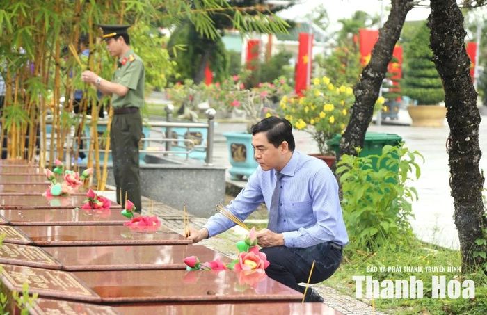 Chủ tịch UBND tỉnh Thanh Hóa Nguyễn Hoài Anh thắp hương lên từng phần mộ các Anh hùng liệt sĩ tại Nghĩa trang liệt sĩ TP Cần Thơ.