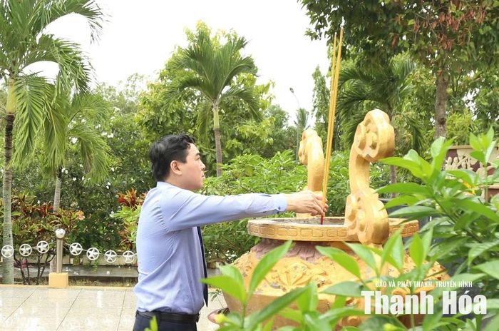 Chủ tịch UBND tỉnh Thanh Hóa Nguyễn Hoài Anh dâng hương viếng Anh hùng liệt sĩ tại Nghĩa trang liệt sĩ Long Tuyền.