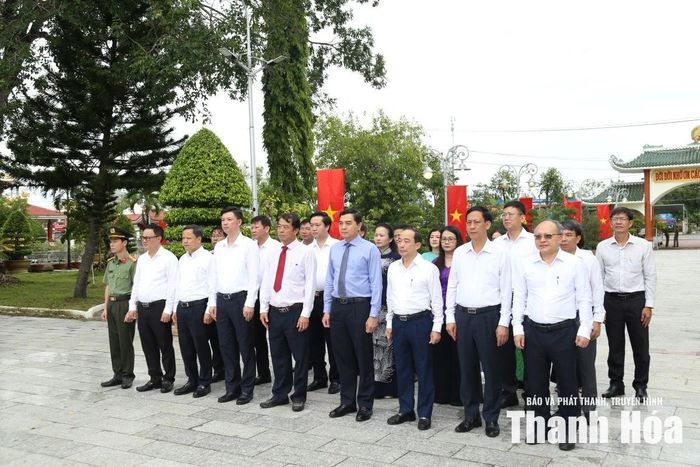 Chủ tịch UBND tỉnh Nguyễn Hoài Anh cùng các thành viên trong đoàn viếng các Anh hùng liệt sĩ tại Nghĩa trang liệt sĩ TP Cần Thơ.