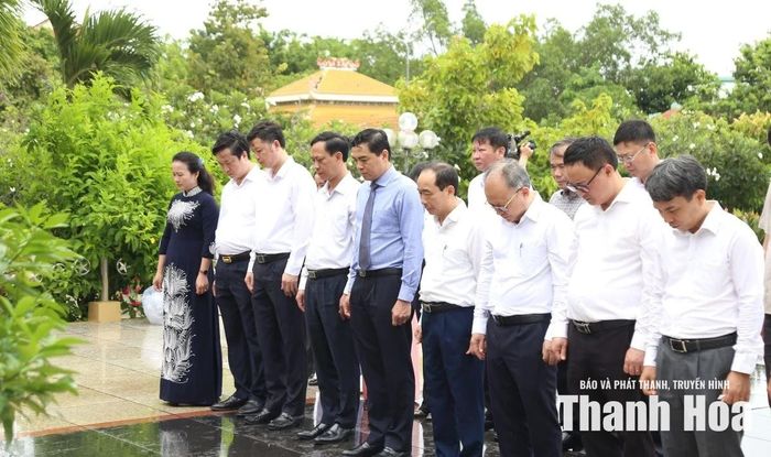 Các đại biểu thành kính tưởng nhớ, tri ân các Anh hùng liệt sĩ.