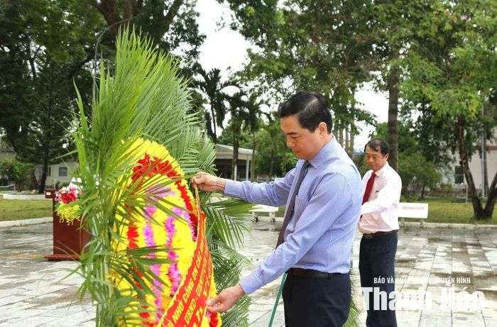 Chủ tịch UBND tỉnh Thanh Hóa Nguyễn Hoài Anh thực hiện nghi lễ dâng hoa viếng các Anh hùng liệt sĩ tại Nghĩa trang liệt sĩ TP Cần Thơ.