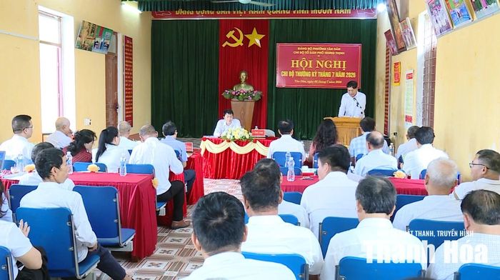 Bí thư Chi bộ Tổ dân phố Trung Thịnh báo cáo công tác của Chi bộ tại hội nghị.