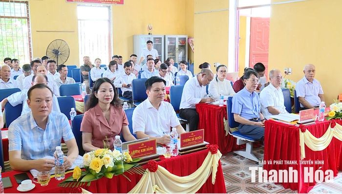 Các đại biểu dự hội nghị sinh hoạt của chi bộ Tổ dân phố Trung Thịnh.