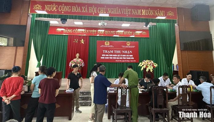 Thân nhân liệt sĩ thực hiện lấy mẫu ADN tại trạm thu nhận phường Đông Quang