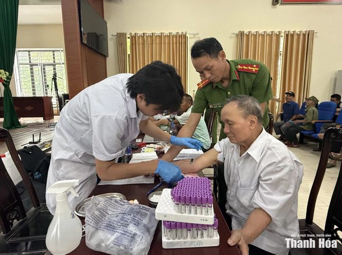 Ông Trần Nghị, thân nhân liệt sĩ, từ tỉnh Sơn La trở về Thanh Hóa để thực hiện lấy mẫu ADN.