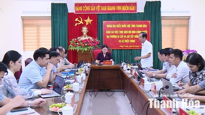 Lãnh đạo xã Thiệu Trung báo cáo tại buổi khảo sát.
