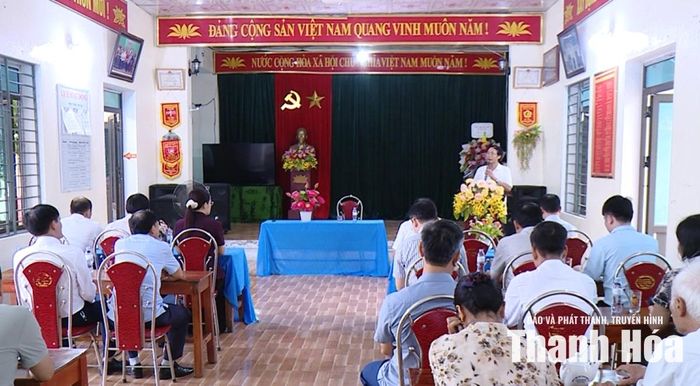 Các đại biểu tìm hiểu tình hình sau khi sắp xếp tại thôn Phủ Lý, xã Thiệu Trung.