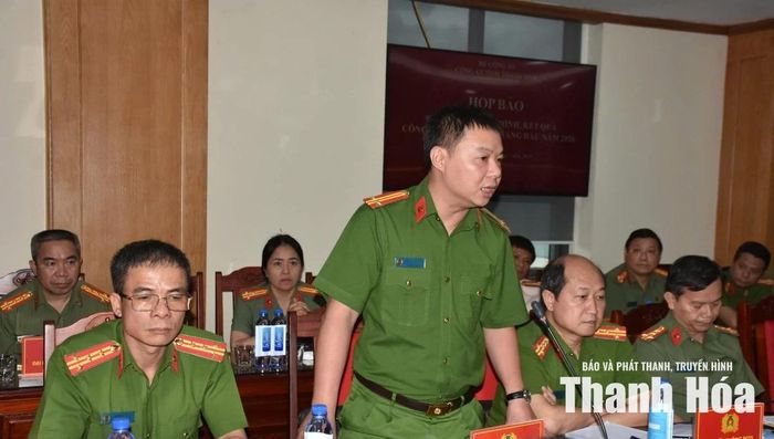 Đại diện lãnh đạo các phòng nghiệp vụ Công an tỉnh cung cấp thông tin về những vấn đề, vụ án, vụ việc mà dư luận quan tâm.