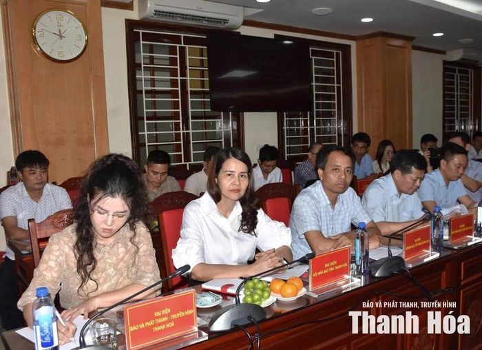 Các đại biểu dự họp báo.
