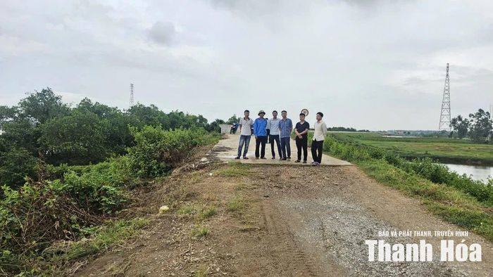 Đoàn công tác kiểm tra tuyến đê hữu sông Mã, tại phường Sầm Sơn.