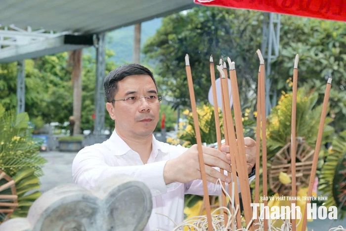 Phó Bí thư Thường trực Tỉnh ủy Nguyễn Hồng Phong dâng hương, dâng hoa tưởng nhớ, tri ân các Anh hùng liệt sĩ.