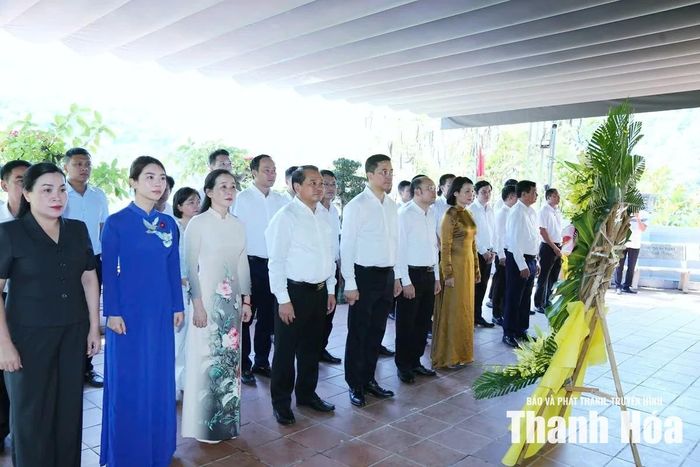 Phó Bí thư Thường trực Tỉnh ủy Nguyễn Hồng Phong cùng đoàn công tác dâng hương, dâng hoa tại Đền thờ các Anh hùng liệt sĩ.