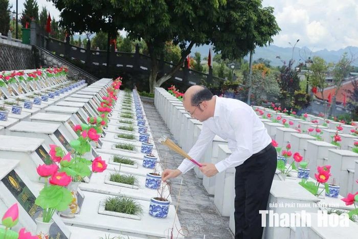 Phó Chủ tịch UBND tỉnh Cao Văn Cường dâng hương lên các phần mộ liệt sĩ.